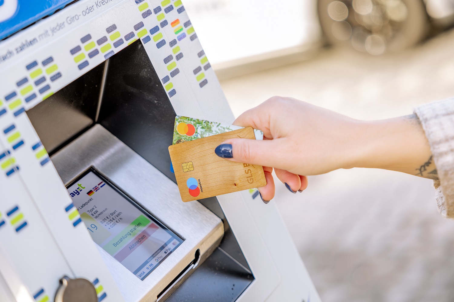 GLS Pay-t Bezahlterminal wird von einer Frau mit GLS EC-Karte benutzt